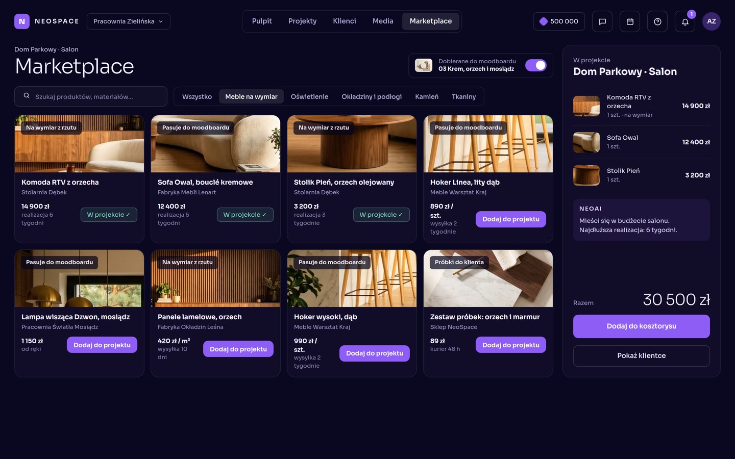 Marketplace w NEOSPACE: meble i materiały dobrane do moodboardu salonu, z ceną, producentem i czasem realizacji, oraz lista pozycji w projekcie z sumą